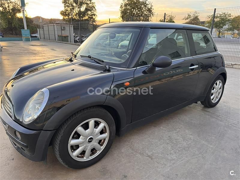 Usado Mini ONE 90 CV (66 kW) 2004 Negro Utilitario