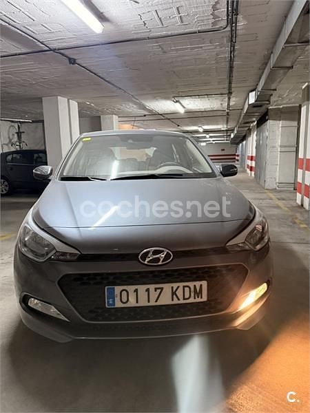 Usado Hyundai i20 GO! 84 CV (61 kW) 2017 Gris / plata Berlina