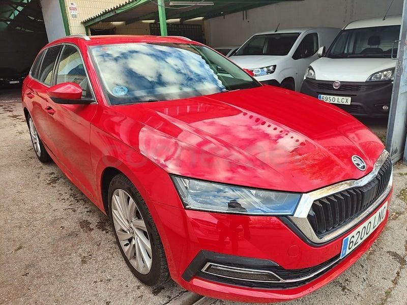 Usado Skoda Octavia Style 150 CV (110 kW) 2021 Rojo Familiar
