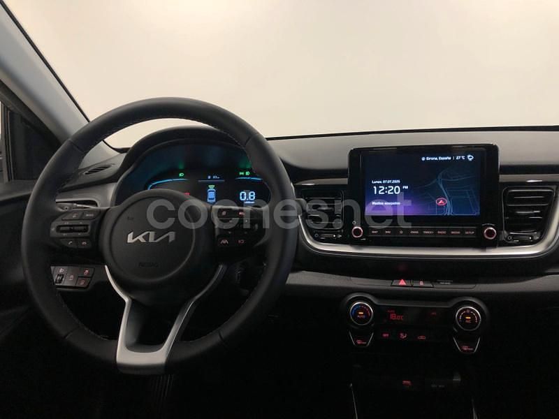Usado Kia Stonic 100 CV (73 kW) 2025 Gris / plata SUV
