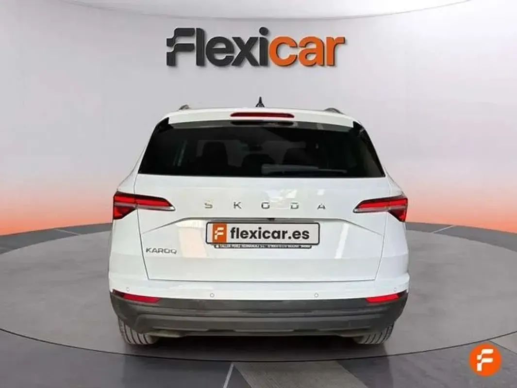 Usado Skoda Karoq Ambition 116 CV (85 kW) 2023 Blanco SUV