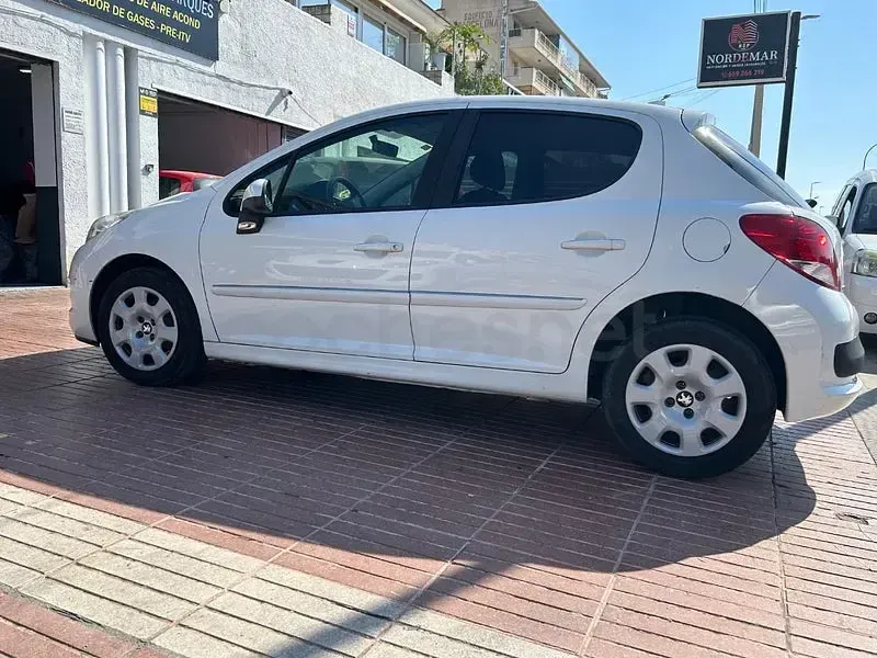 Usado Peugeot 207 68 CV (50 kW) 2013 Blanco Berlina