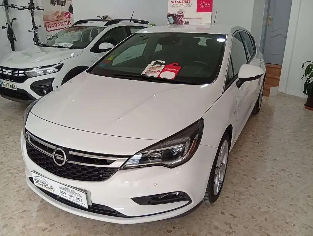 Usado Opel Astra Dynamic 125 CV (91 kW) 2016 Blanco Familiar