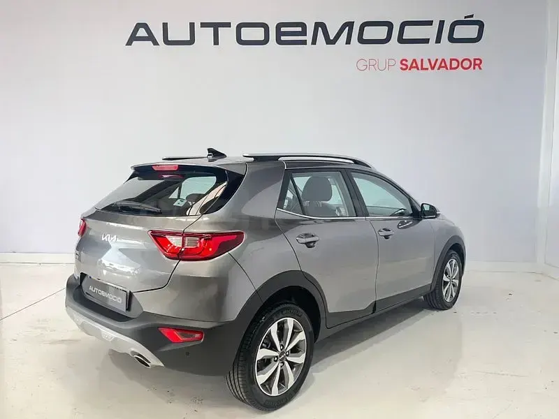 Usado Kia Stonic 101 CV (74 kW) 2023 Gris / plata SUV
