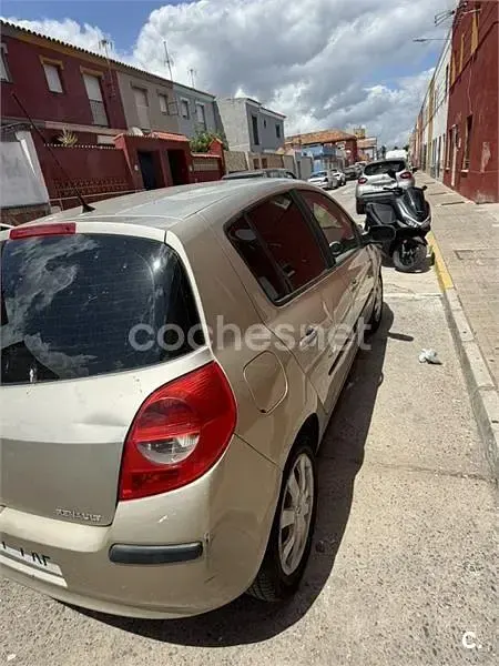 Begagnad Renault Clio II Authentique 75 HK (55 kW) 2007 Beige Sedan