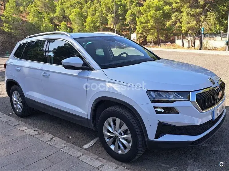 Usado Skoda Karoq Selection 115 CV (84 kW) 2024 Blanco SUV