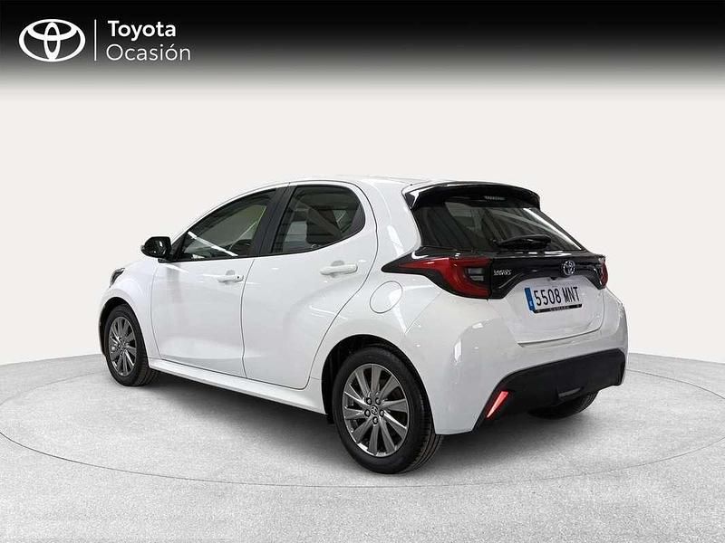 Usado Toyota Yaris Hybrid Active 116 CV (85 kW) 2024 Blanco Berlina