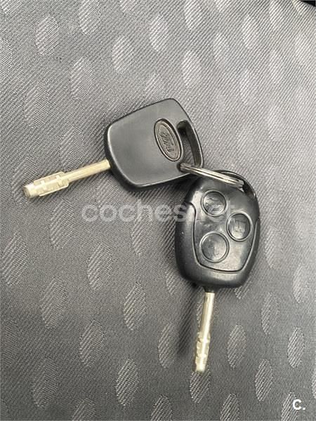 Usado Ford Fiesta 80 CV (58 kW) 2005 Azul Utilitario