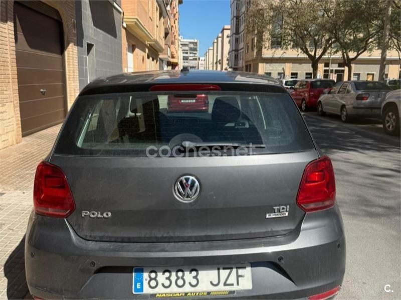 Usado VW Polo Advance 75 CV (55 kW) 2017 Gris / plata Berlina