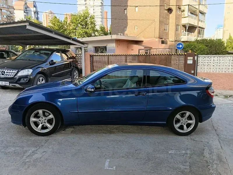 Usado Mercedes C180 143 CV (105 kW) 2004 Azul Berlina