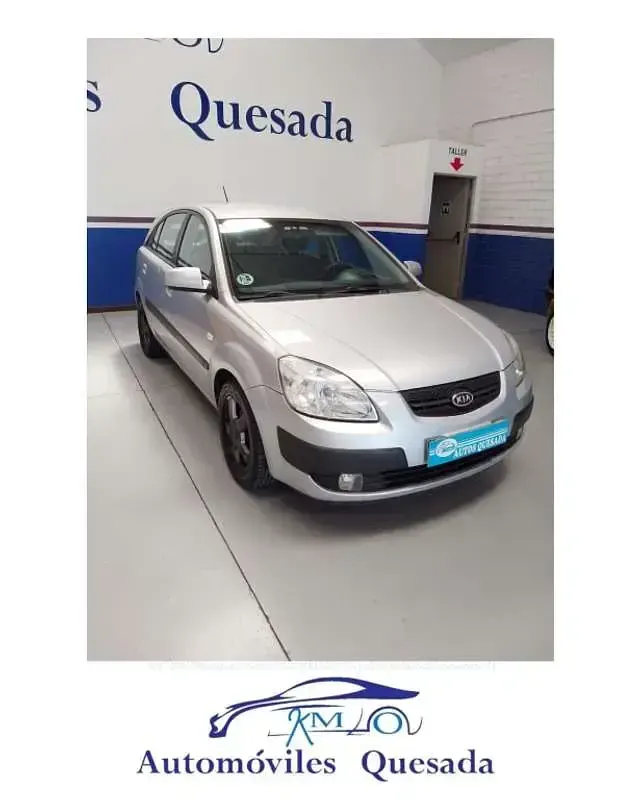 Usado Kia Rio 110 CV (80 kW) 2006 Gris Utilitario