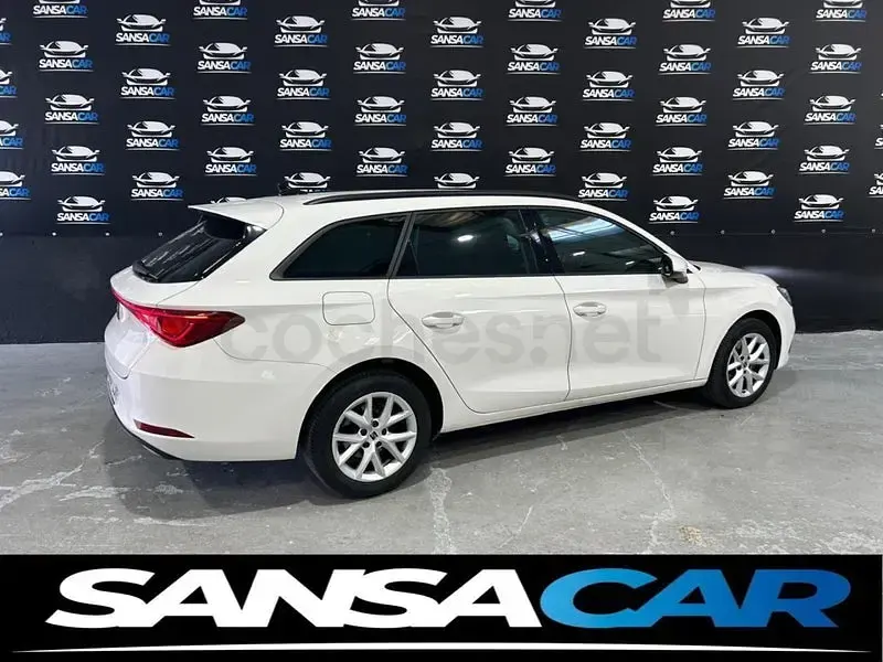 Usado Seat Leon Style 150 CV (110 kW) 2021 Blanco Familiar