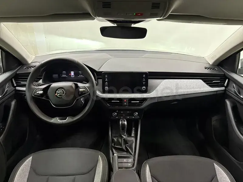 Usado Skoda Scala Selection 115 CV (84 kW) 2025 Gris / plata Utilitario