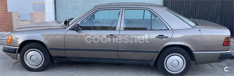 Usado Mercedes E250 90 CV (66 kW) 1993 Beige Berlina