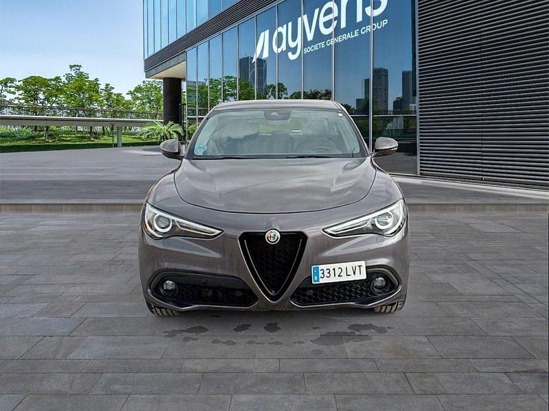 Usado Alfa Romeo Stelvio Sprint 190 CV (139 kW) 2022 Gris / plata SUV