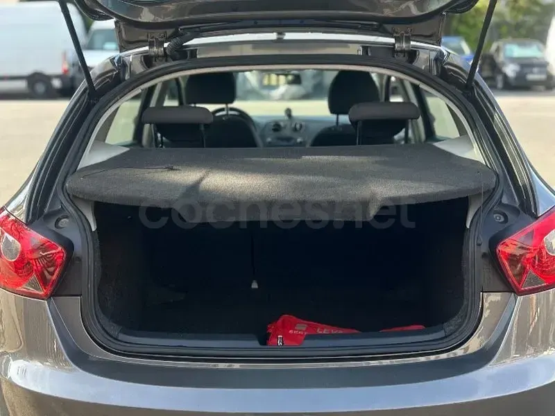Usado Seat Ibiza I-Tech 70 CV (51 kW) 2015 Gris / plata Berlina