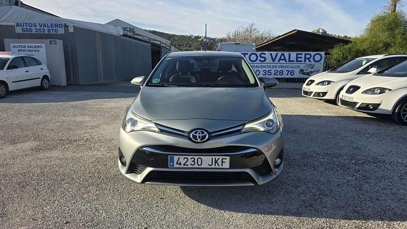 Usado Toyota Avensis Advance 143 CV (105 kW) 2015 Beige Berlina