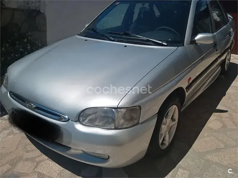 Usado Ford Escort 90 CV (66 kW) 1999 Blanco Berlina