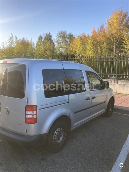 Usado VW Caddy 102 CV (75 kW) 2011 Gris / plata Monovolumen