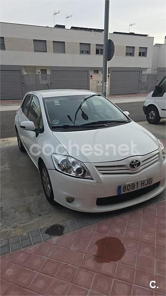 Usado Toyota Auris Active 90 CV (66 kW) 2012 Blanco Berlina