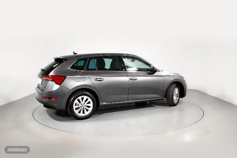 Usado Skoda Scala Ambition 95 CV (69 kW) 2024 Gris Utilitario