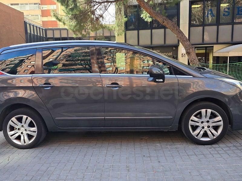 Usado Peugeot 5008 Access 120 CV (88 kW) 2015 Beige Monovolumen