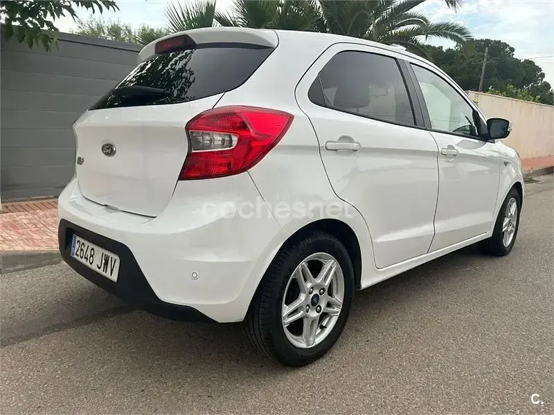 Usado Ford Ka Plus 85 CV (62 kW) 2017 Blanco Utilitario