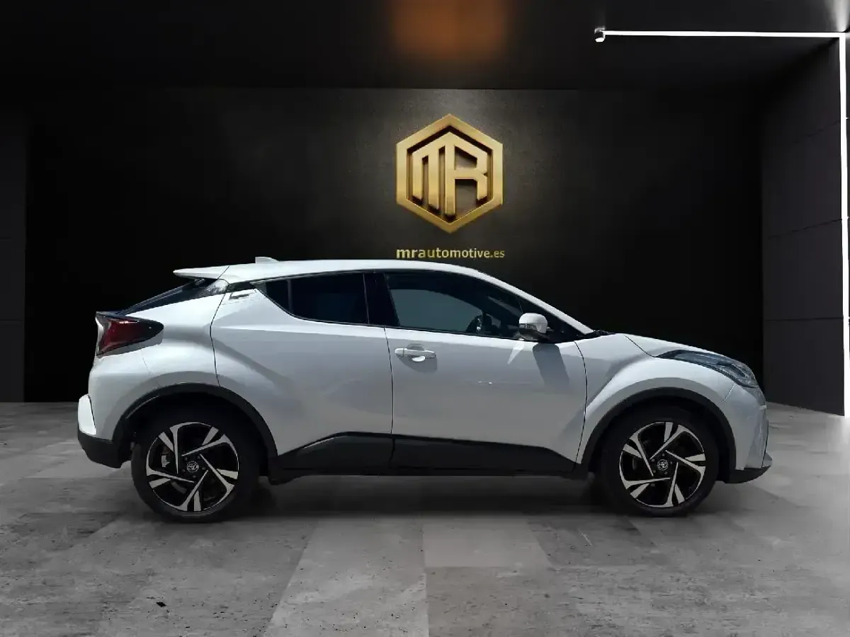 Begagnad Toyota C-HR Advance 122 HK (89 kW) 2022 Vit SUV