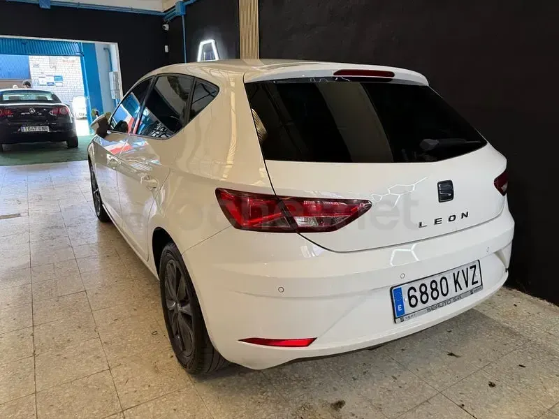 Usado Seat Leon Style 130 CV (95 kW) 2019 Blanco Berlina