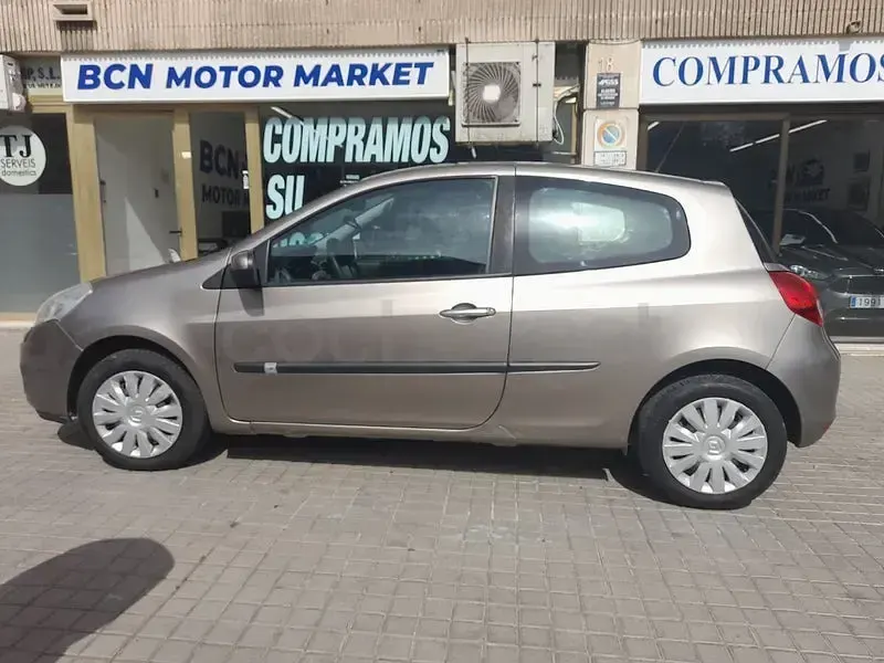 Usado Renault Clio II 100 CV (73 kW) 2009 Gris / plata Berlina