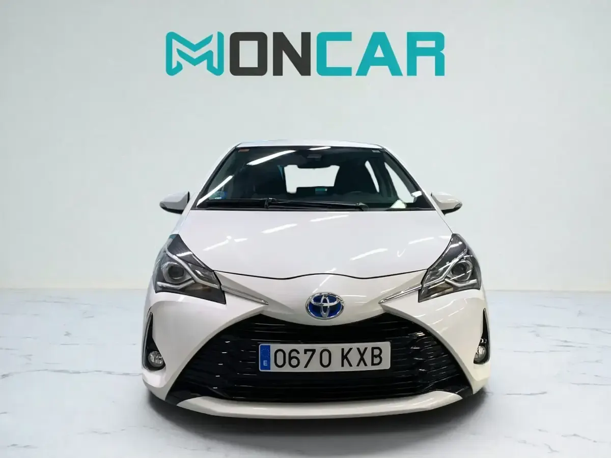 Usado Toyota Yaris Hybrid Active 100 CV (73 kW) 2019 Blanco