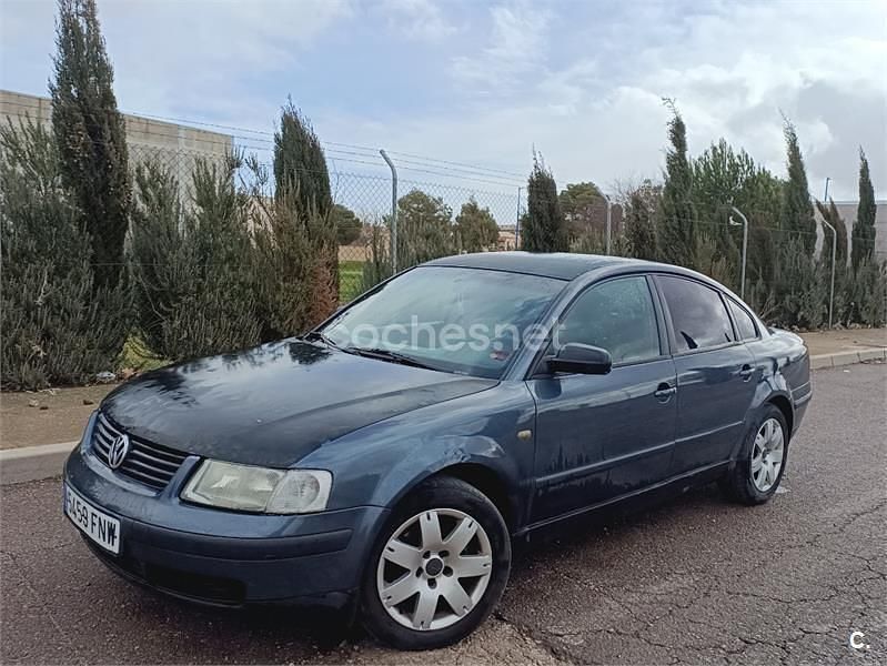 Usado VW Passat 70 CV (51 kW) 1987 Verde Berlina