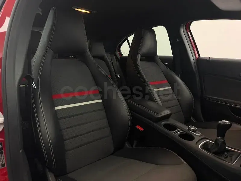 Usado Mercedes A180 Style 122 CV (89 kW) 2015 Rojo Utilitario