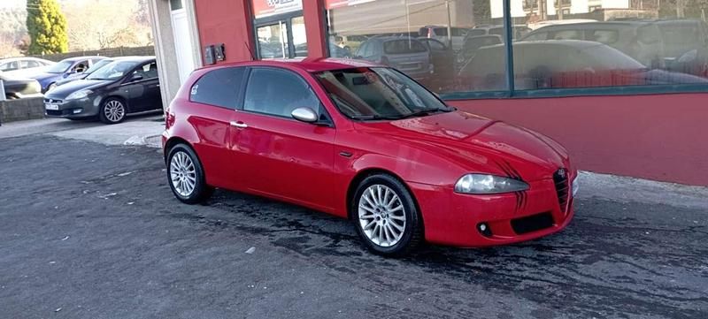 Usado Alfa Romeo 147 Distinctive 105 CV (77 kW) 2005 Rojo Utilitario