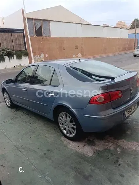 Usado Renault Laguna II Dynamique 135 CV (99 kW) 2005 Gris / plata Berlina