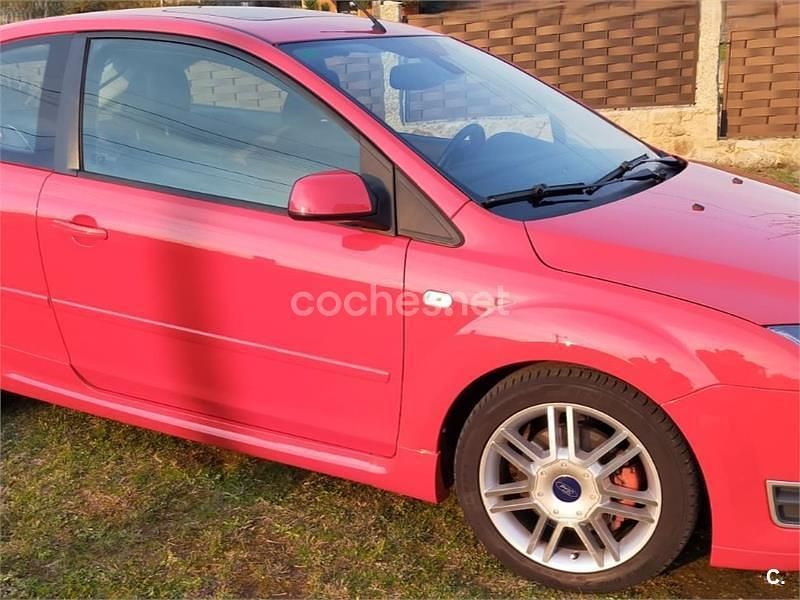 Usado Ford Focus S 136 CV (100 kW) 2006 Rojo Berlina