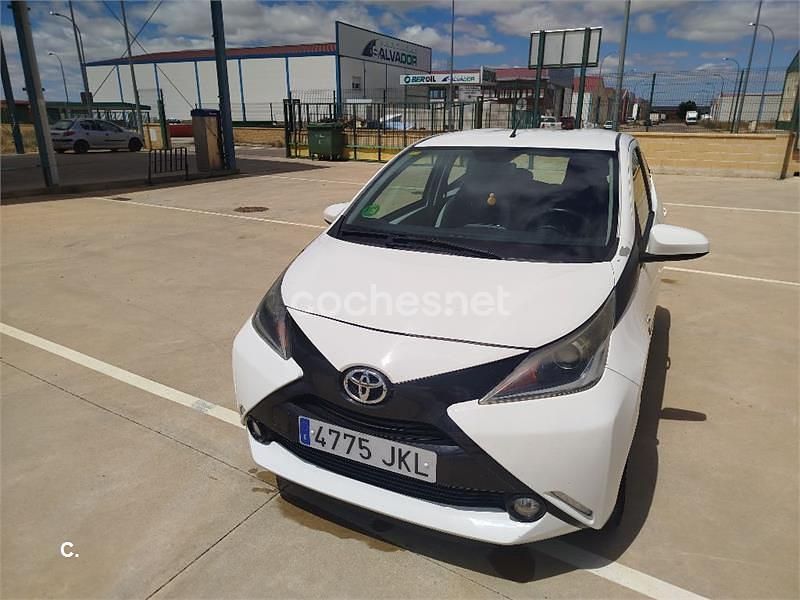 Blanco Usado 2015 Toyota Aygo X-play Utilitario | 7690 € (Precio justo) - Imagen 1/4