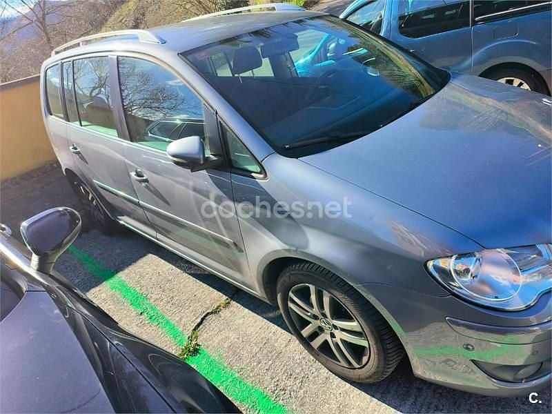 Usado VW Touran Edition 105 CV (77 kW) 2010 Gris / plata Monovolumen