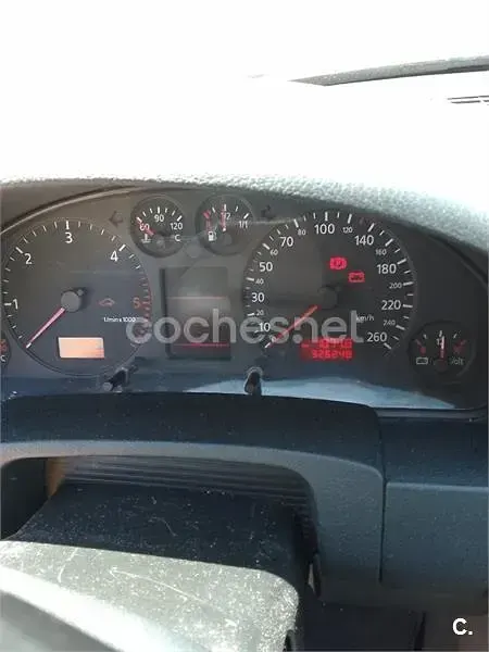 Usado Audi A6 150 CV (110 kW) 2000 Gris / plata Berlina