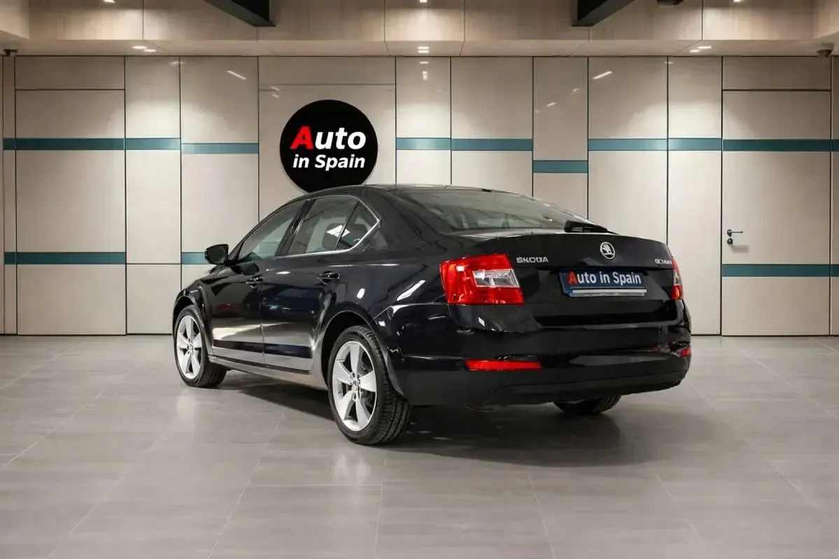 Usado Skoda Octavia Ambition 150 CV (110 kW) 2014 Negro Familiar