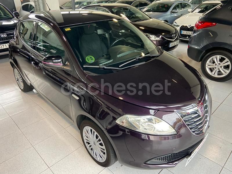 Usado Lancia Ypsilon 69 CV (50 kW) 2014 Violeta / lila Utilitario