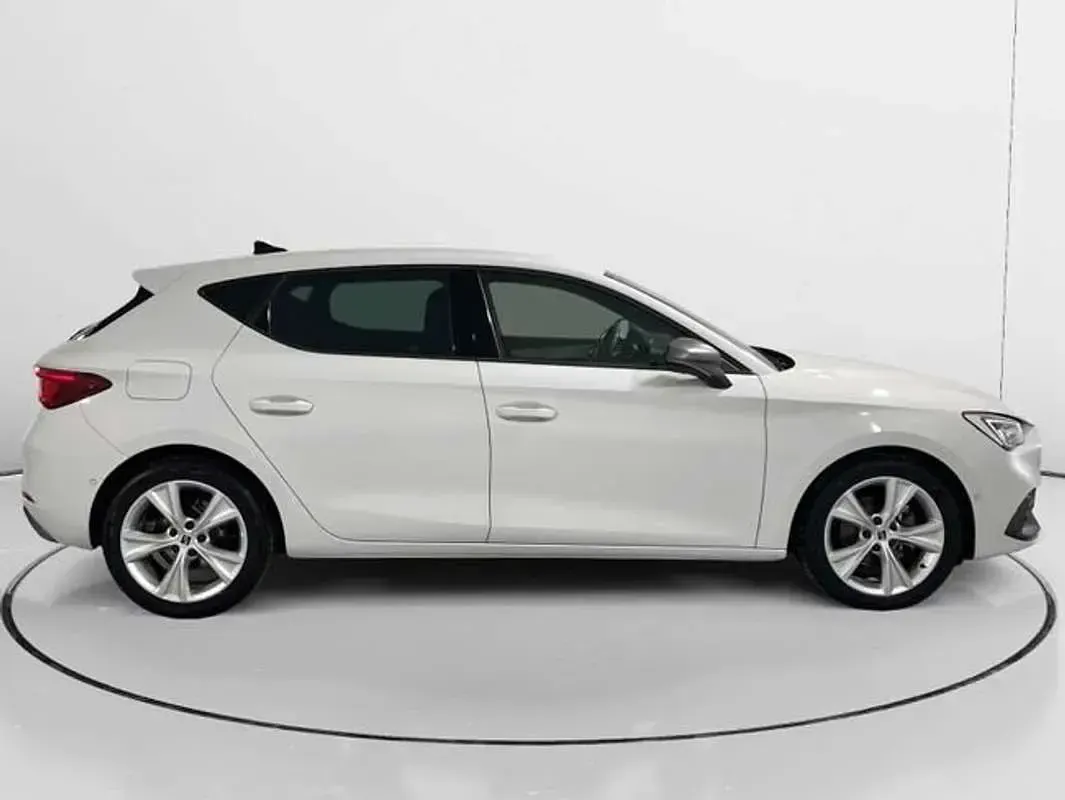 Usado Seat Leon FR 150 CV (110 kW) 2023 Blanco Berlina