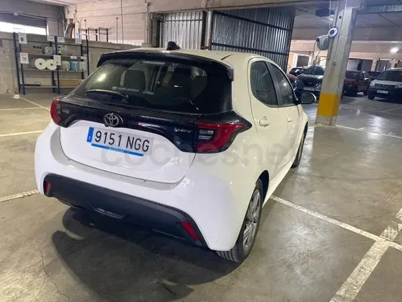 Usado Toyota Yaris Hybrid Active 116 CV (85 kW) 2025 Blanco Berlina