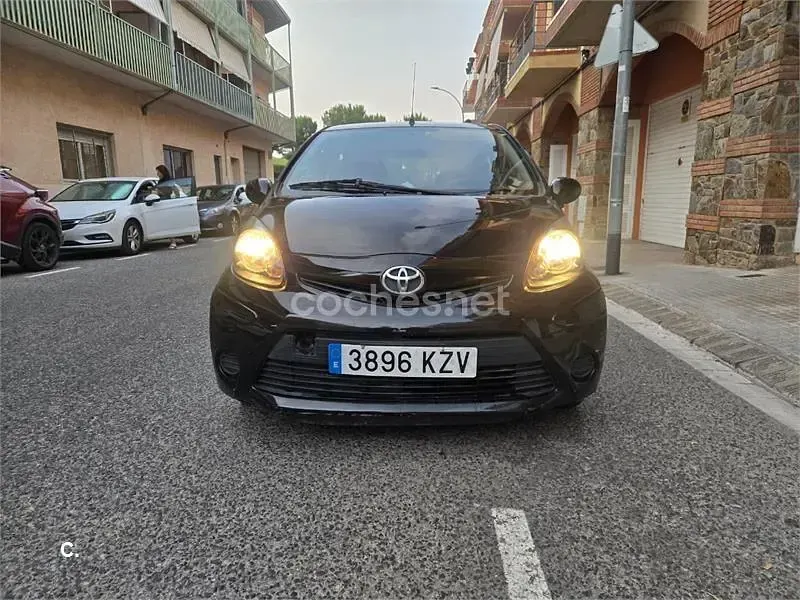 Usado Toyota Aygo Live 68 CV (50 kW) 2012 Negro Utilitario