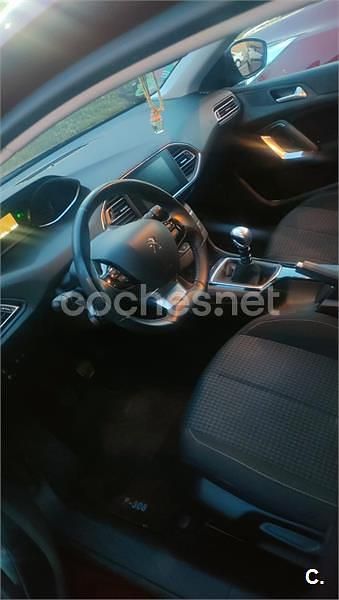 Usado Peugeot 308 SW Style 130 CV (95 kW) 2016 Granate Familiar