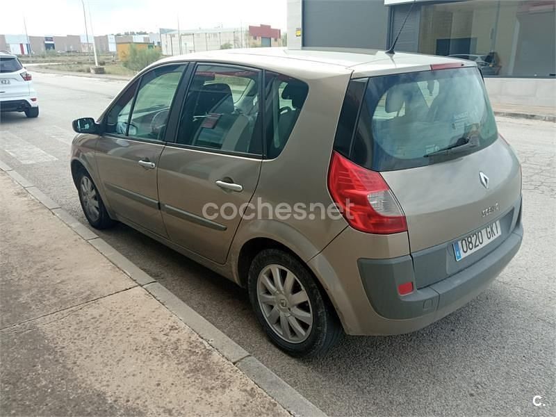 Usado Renault Scénic III 105 CV (77 kW) 2009 Beige Monovolumen