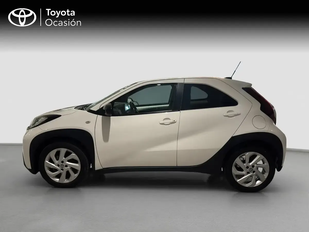 Usado Toyota Aygo X Play 72 CV (52 kW) 2024 Blanco SUV