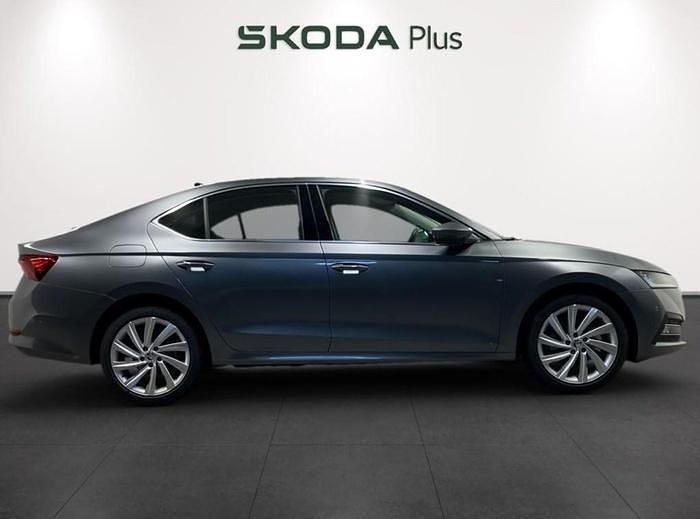 Usado Skoda Octavia Selection 204 CV (150 kW) 2024 Gris / plateado Berlina