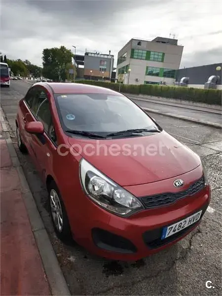 Usado Kia Rio 85 CV (62 kW) 2013 Rojo Berlina