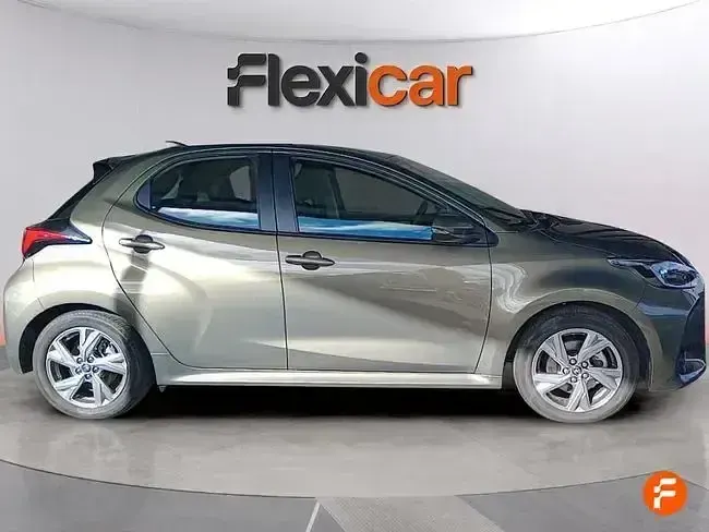 Käytetty Toyota Yaris Hybrid Active 116 HP (85 kW) 2024 Harmaa